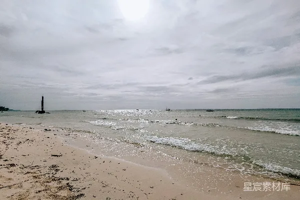 高清摄影 一片沙白的海滩，海浪涌向岸边。