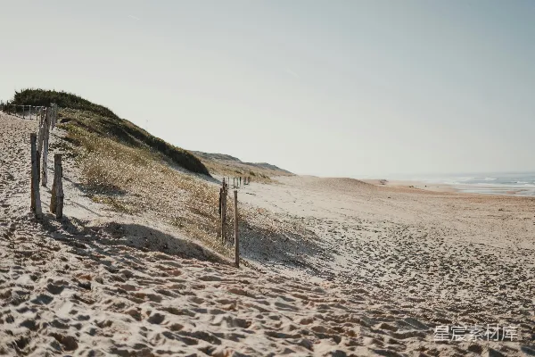 高清摄影 一片有木栅栏围绕的沙滩