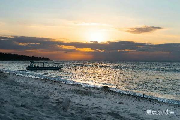 高清摄影 夕阳下海上的白船与黑船