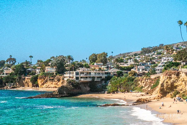 高清摄影 远处海滩上的房子和背景中的山坡的一幅画面