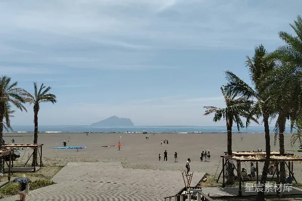 高清摄影 一棵椰子树环绕的海滩以及人们的身影