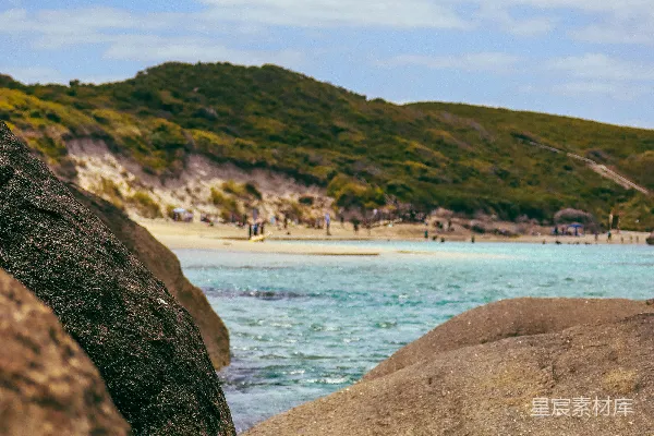 高清摄影 一块岩石突出处的海滩景色