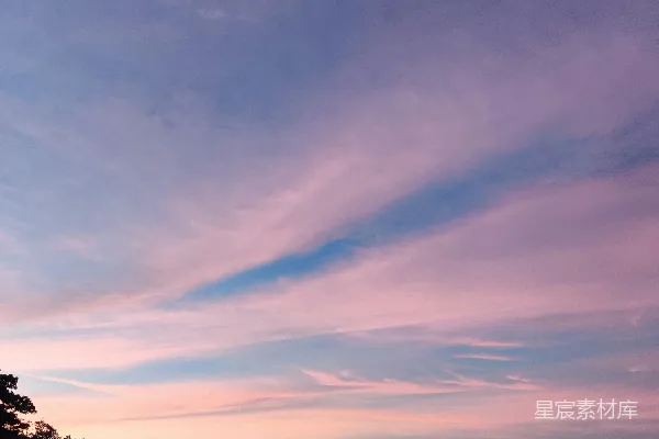 高清摄影 夕阳下的海滩，留下足迹的沙地