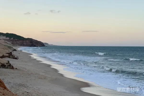 高清摄影 海浪在白天拍打海岸