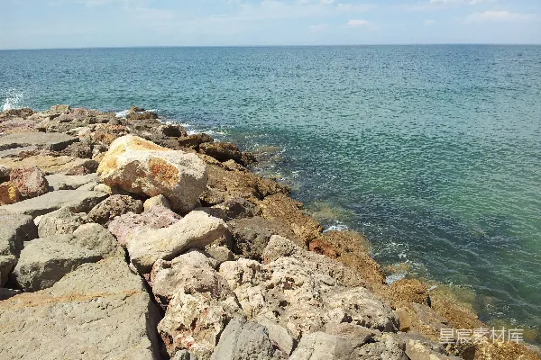 高清摄影 一片岩石嶙峋的海岸线，碧蓝的海水。
