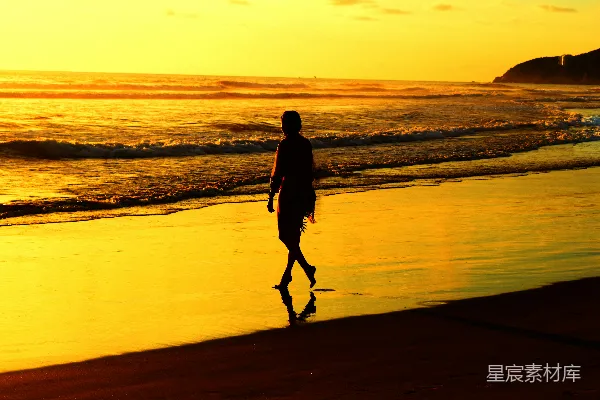 高清摄影 夕阳下男子 silhouette 走在沙滩上的轮廓