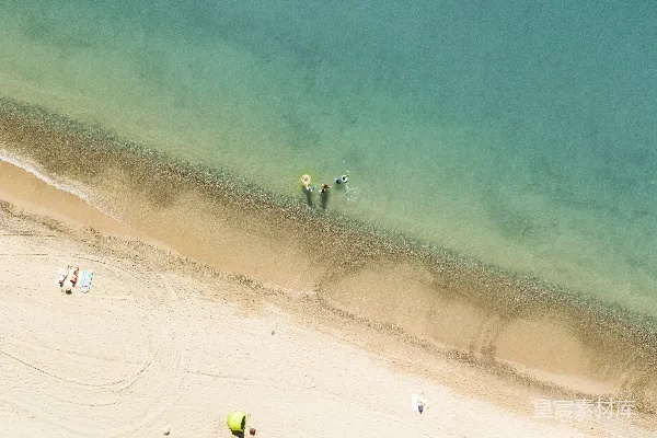 高清摄影 一群人在沙滩上行走