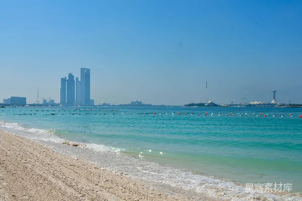 高清摄影 背景中有城市的海滩