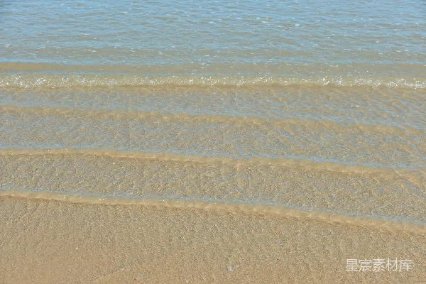高清摄影 海边一个人拿着冲浪板走路