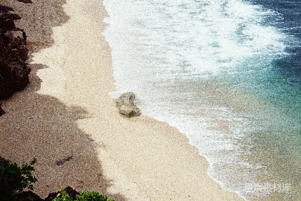 高清摄影 海边的一处景色，有一块大石头在水里