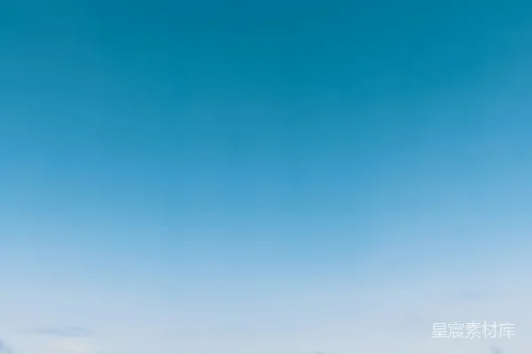 高清摄影 几人乘船于水中的景象