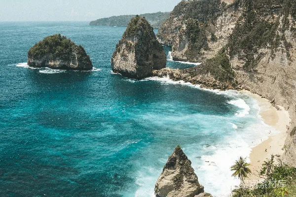高清摄影 棕色的岩石山脉旁边是白天的蓝色大海