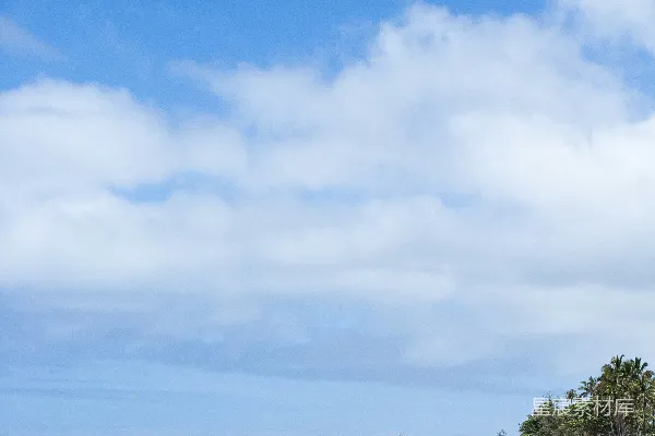 高清摄影 三位妇女在海边日间蓝白天空下休憩