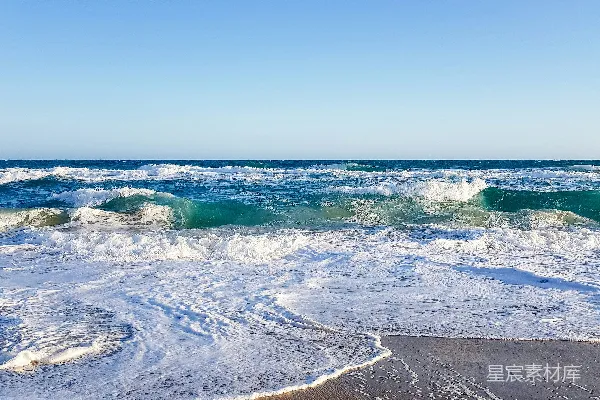 高清摄影 白天海浪拍打在岸边