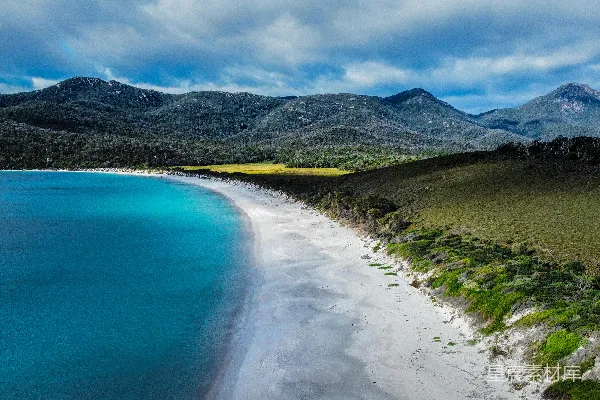 高清摄影 海边和山丘的空中俯视图