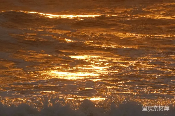 高清摄影 海边一个人拿着冲浪板 Walking on the beach with a surfboard.