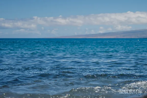 高清摄影 蓝色海洋中波涛汹涌，远处有朦胧的海岸线。