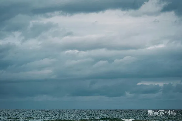 高清摄影 海滩上几个拿着冲浪板的人