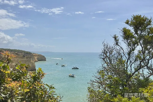 高清摄影 湖中有船，周围有树的景象