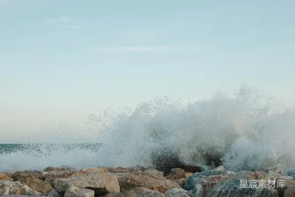 高清摄影 海滩上巨浪拍打在岩石上的景象