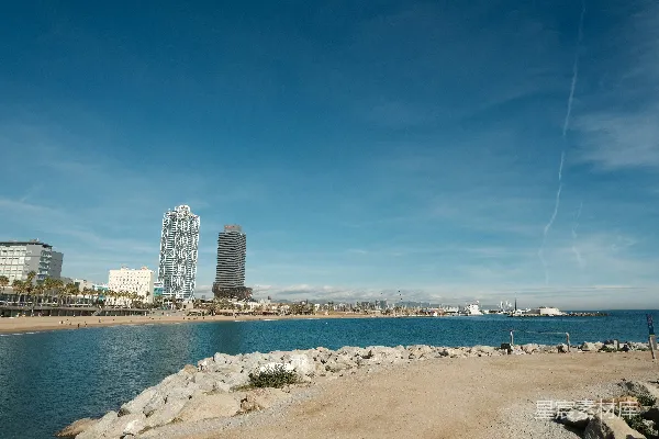 高清摄影 远处一片海边景色，背景中有建筑。