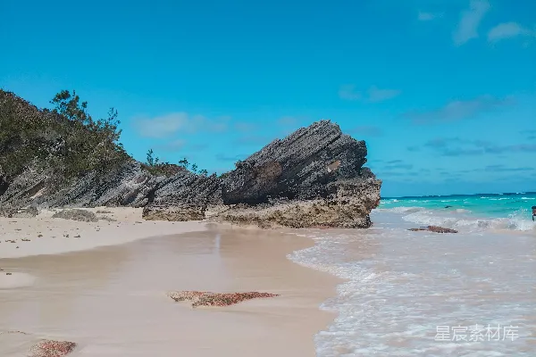 高清摄影 背景是一处岩石形成的沙滩，沙粒细腻。