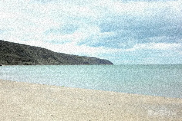 高清摄影 沙滩上一个人拿着冲浪板行走