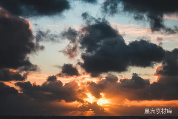 高清摄影 cloudy天下的海面上夕阳西落