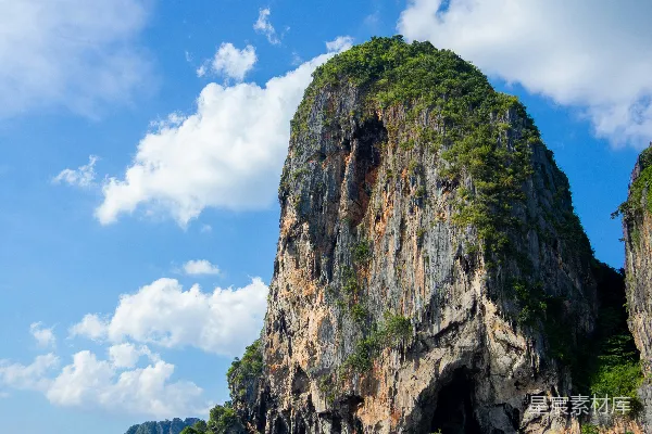 高清摄影 一群人在沙岸上坐着。