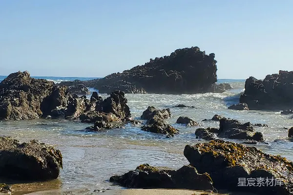 高清摄影 海滩上一组岩石紧挨着海边的海中