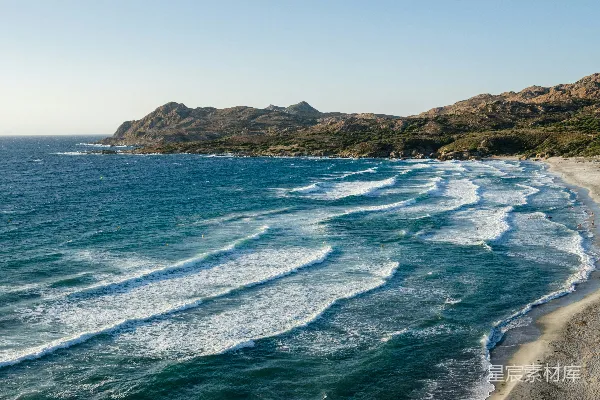 高清摄影 海滩上的景色，波涛汹涌地奔向海边