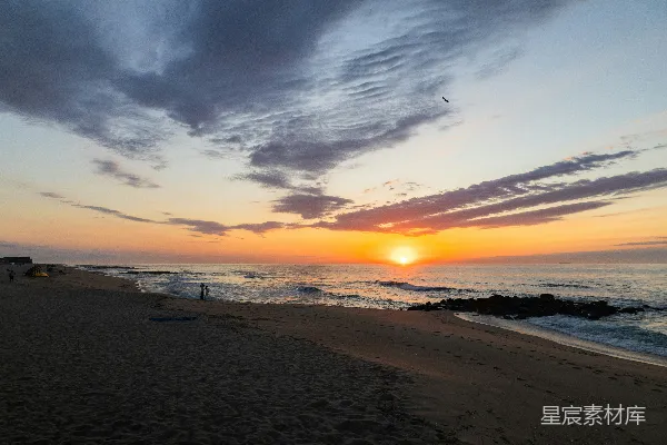 高清摄影 夕阳西下，悬挂在海边的海面上。