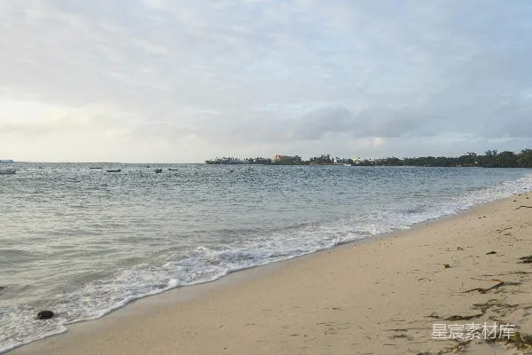 高清摄影 海浪在白天拍打海岸