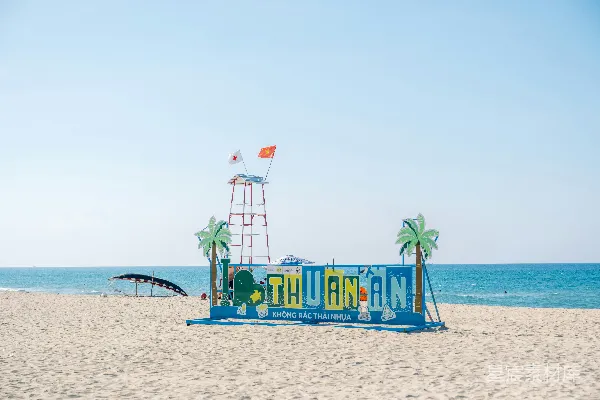 高清摄影 海滩指示牌欢迎游客到Thuận An。