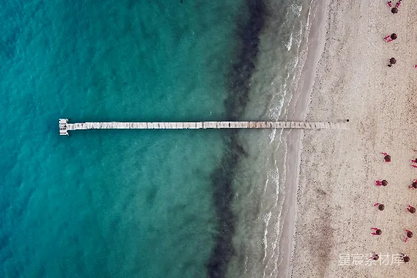 高清摄影 海滩上的一个俯视画面，可以看到一个码头。
