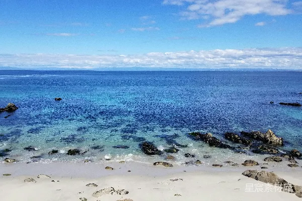 高清摄影 海边的一片景色，有岩石和水的景象