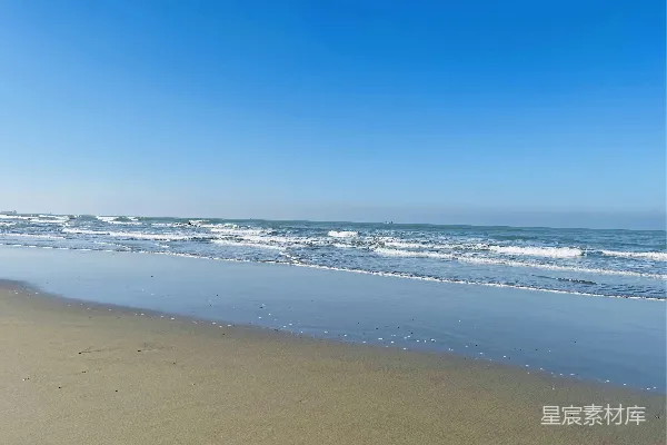 高清摄影 海浪在白天拍打海岸
