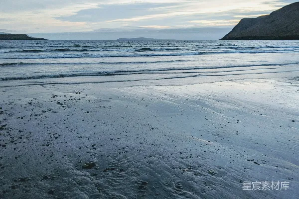 高清摄影 一片沙白的海滩，海浪涌向岸边