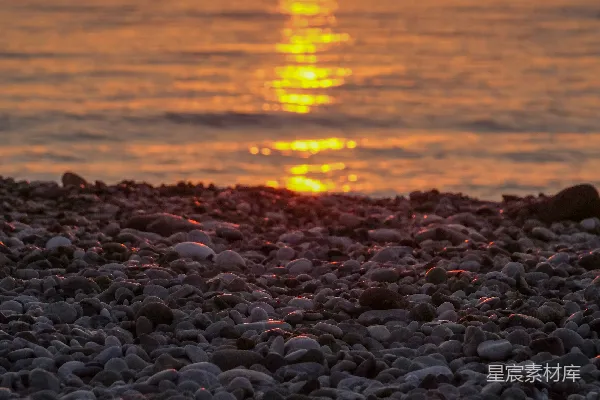 高清摄影 夕阳西下在一片岩石海滩上。