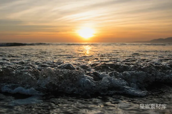 高清摄影 夕阳西下，海浪涌动。