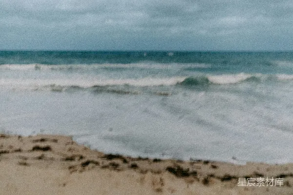 高清摄影 海浪在白天拍打岸边