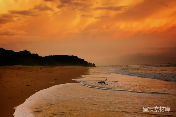 高清摄影 夕阳下的海滩景色，海浪涌来