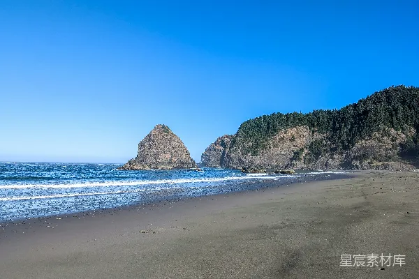 高清摄影 背景中有岩石形成的沙滩上有沙子的海滩