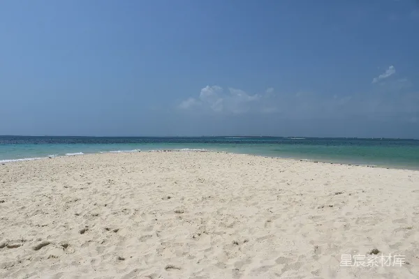 高清摄影 沙滩边连着大海的金色海滩在蓝天之下