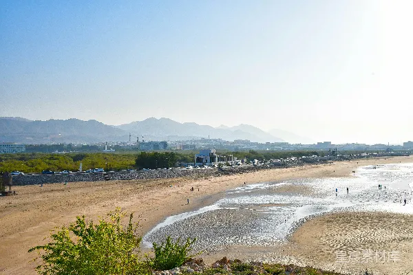 高清摄影 远处山峦背景下的沙滩景色