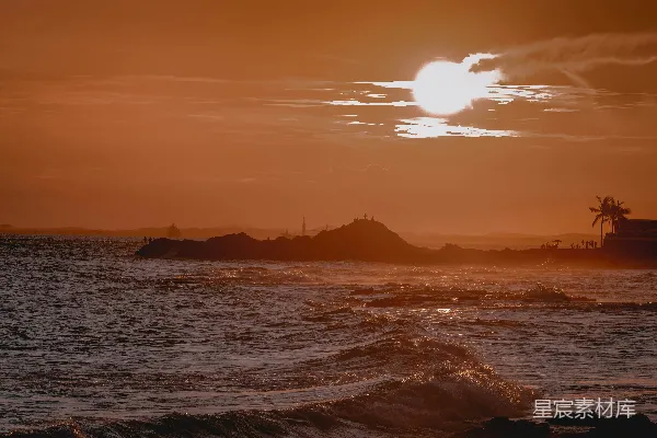 高清摄影 夕阳西下，海浪涌动。