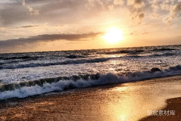 高清摄影 海边的太阳正在落下去。