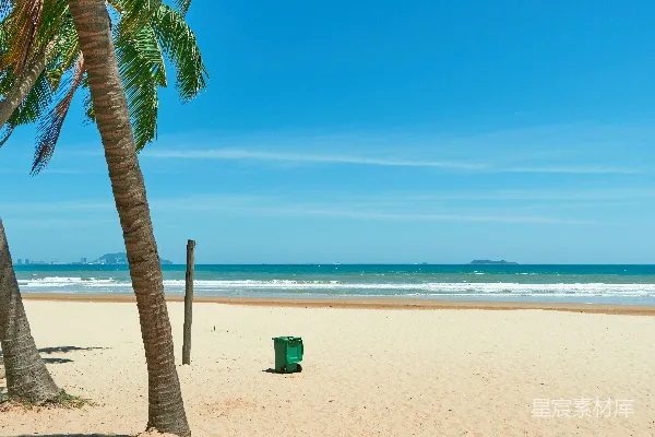 高清摄影 一个绿色的垃圾桶堆放在沙滩上