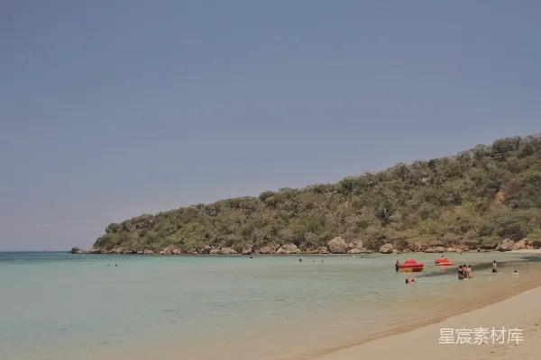 高清摄影 背景中有座小山的海滩