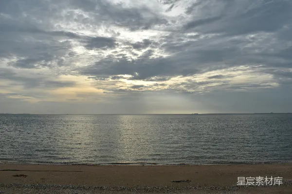 高清摄影 阳光穿透云层照耀在水面上
